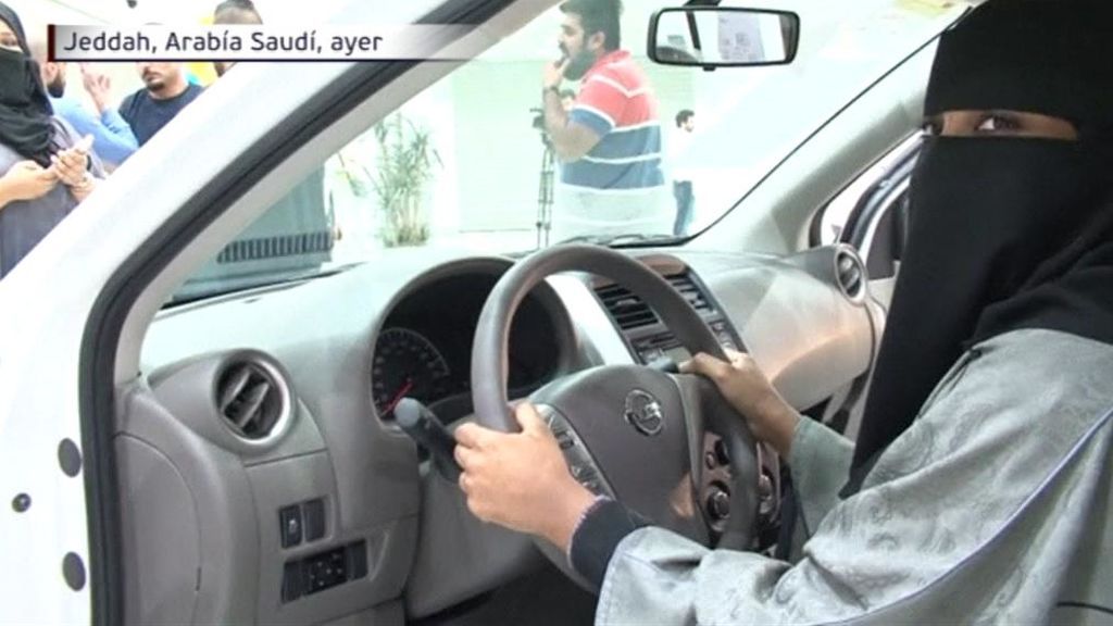 Las saudíes eligen coche para ponerse al volante dentro de cinco meses