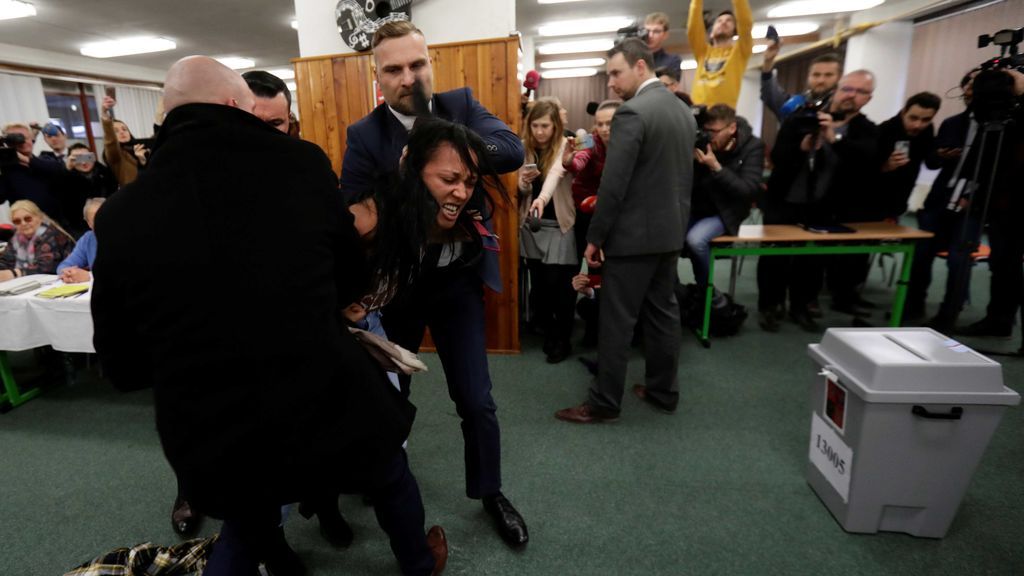 Una activista de FEMEN sorprende al presidente checo cuando iba a votar y le llama "prostituta de Putin"