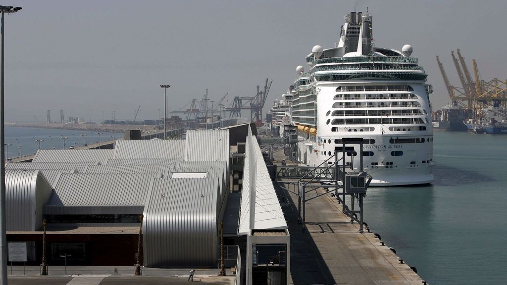 Un crucero y un ferry chocan en el Puerto de Barcelona durante una maniobra para atracar