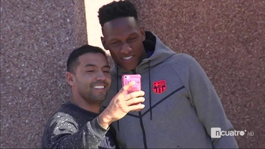 ¡Detallazo del colombiano! Yerry Mina acude a un hincha del Barça que quería una foto con él y la seguridad se lo había impedido