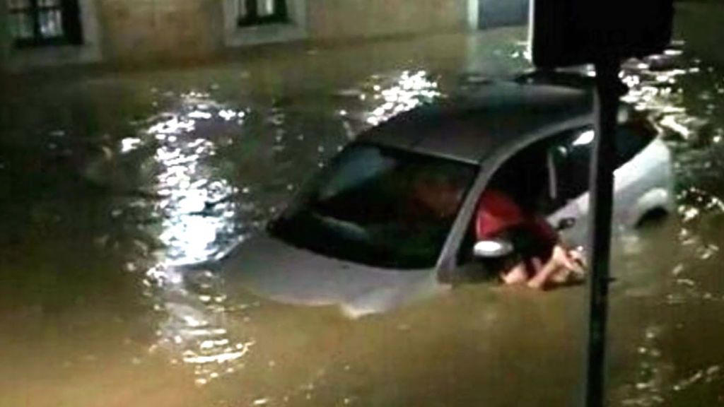 Tromba de agua en Vizcaya sepulta plazas y deja calles y viviendas inundadas