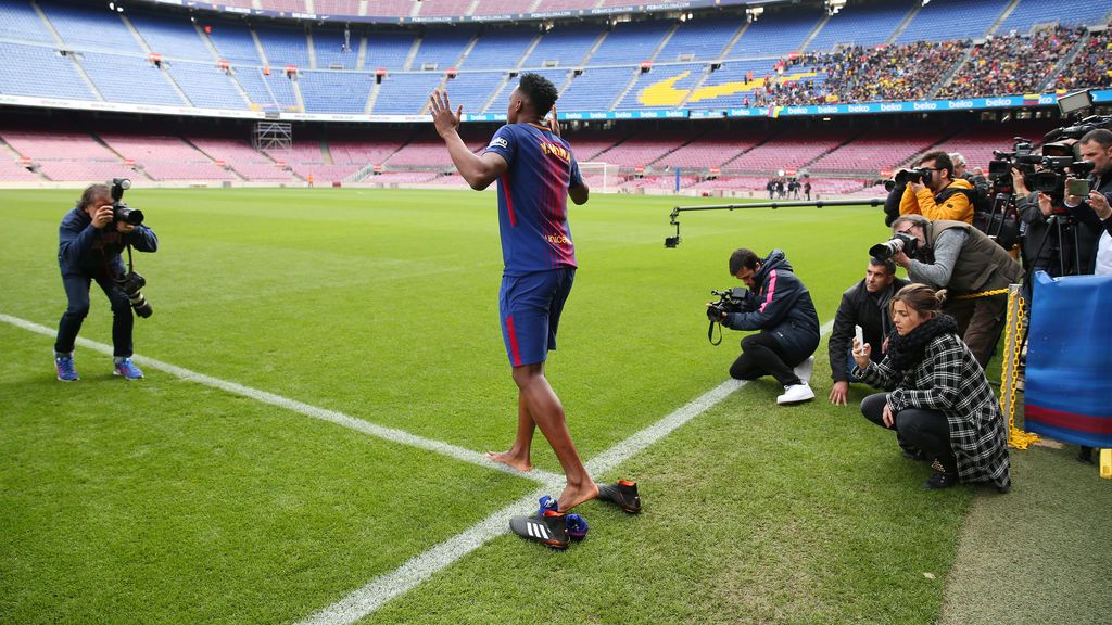 Yerry Mina y su curiosa presentación en Barcelona: descalzo, gritando y bailando en el Camp Nou