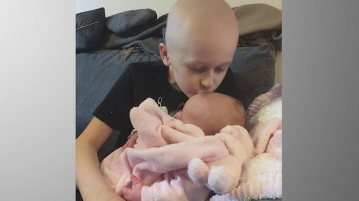 Un niño con cáncer consigue ver a su hermana recién nacida antes de morir