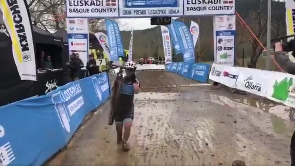 La hazaña de un joven ciclista con síndrome de Down: pasa la meta exhausto y con la bici al hombro