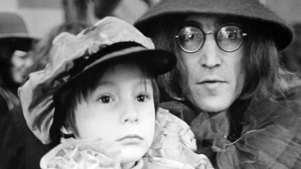 La reencarnación de Lennon: El reencuentro con su hijo en forma de pavo real blanco