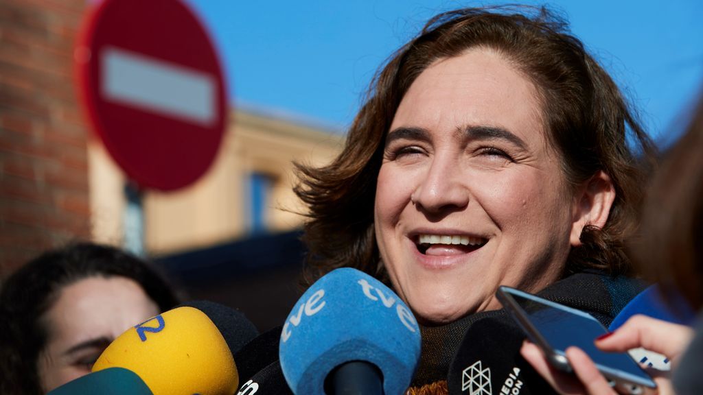 Colau ve "lógico" que quien opte a presidir la Generalitat debe estar en Cataluña