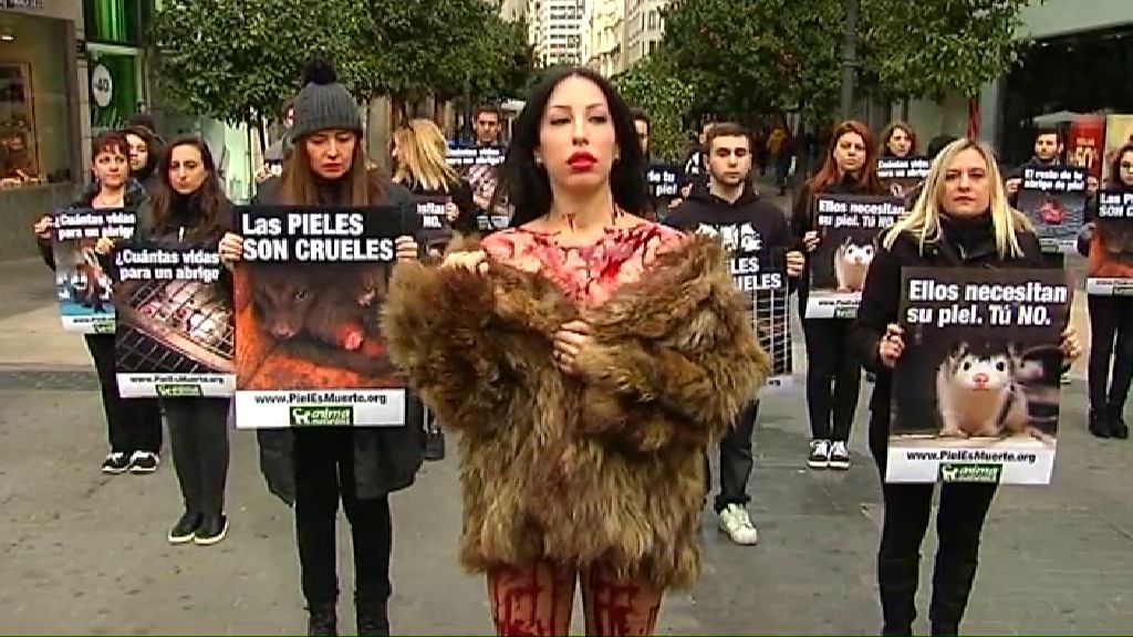 Activistas de AnimaNaturalis protestan contra el uso de pieles de animales