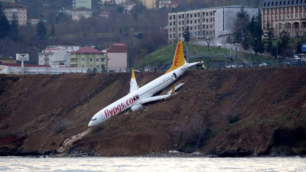 Un avión, en un acantilado tras realizar un aterrizaje de emergencia en Turquía
