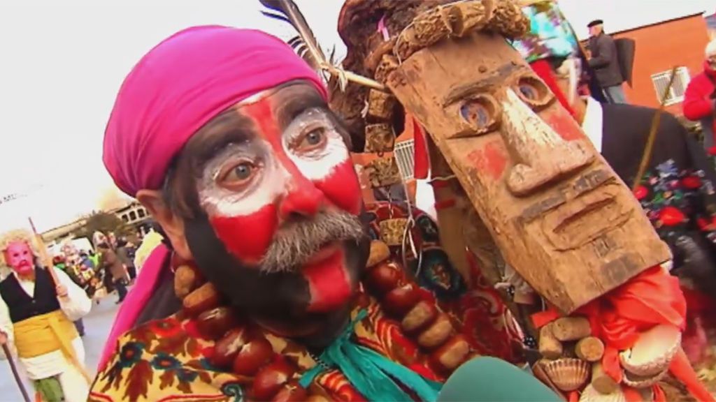 Cientos de máscaras y danzantes dan comienzo a los carnavales más ancestrales