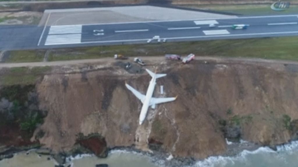 Accidente de avión en Turquía: 168 personas a punto de caer por un acantilado