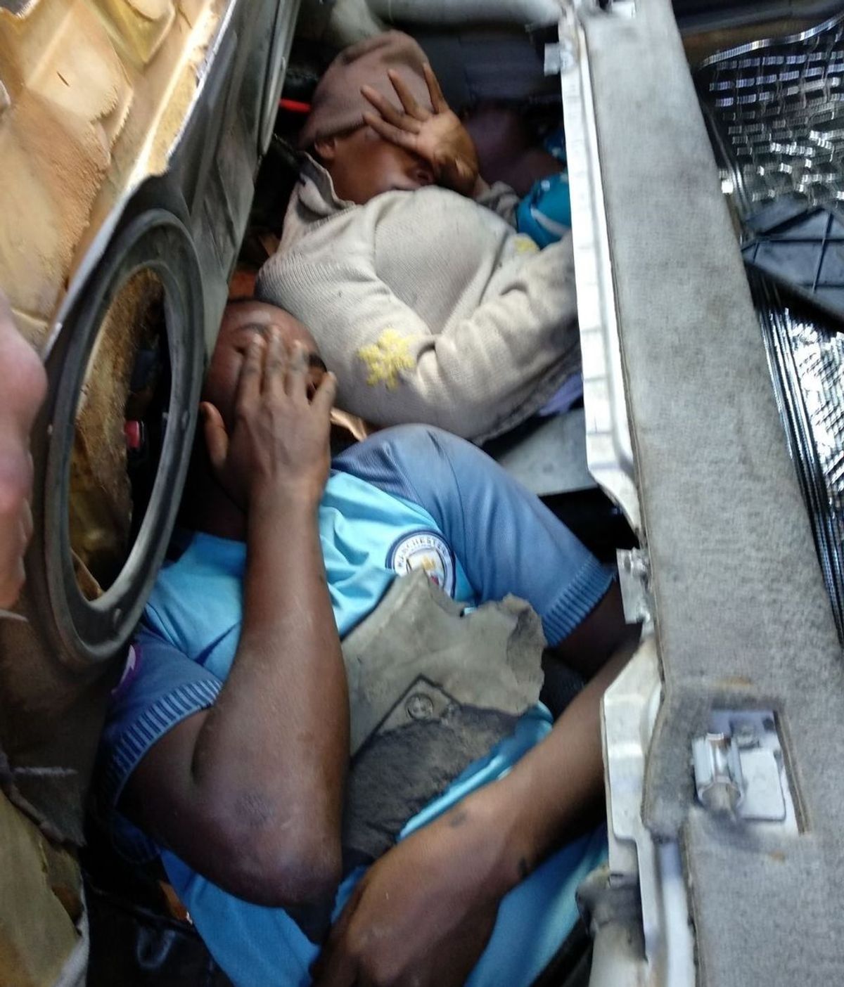 Un coche kamikaze con cuatro inmigrantes ocultos entra en Melilla hiriendo a dos policías
