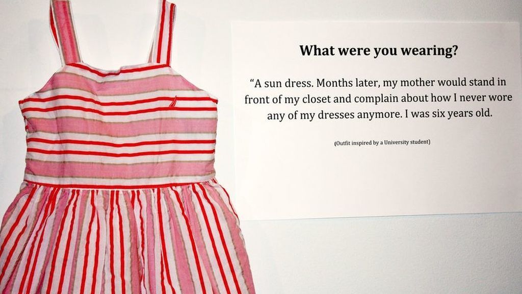 '¿Qué llevabas aquel día?', la impactante muestra que cuenta 18 historias de mujeres violadas