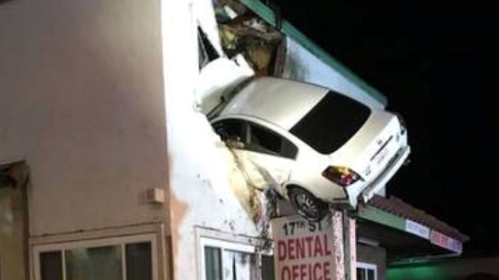 Perdió el control del coche y se estrelló contra el segundo piso de un edificio