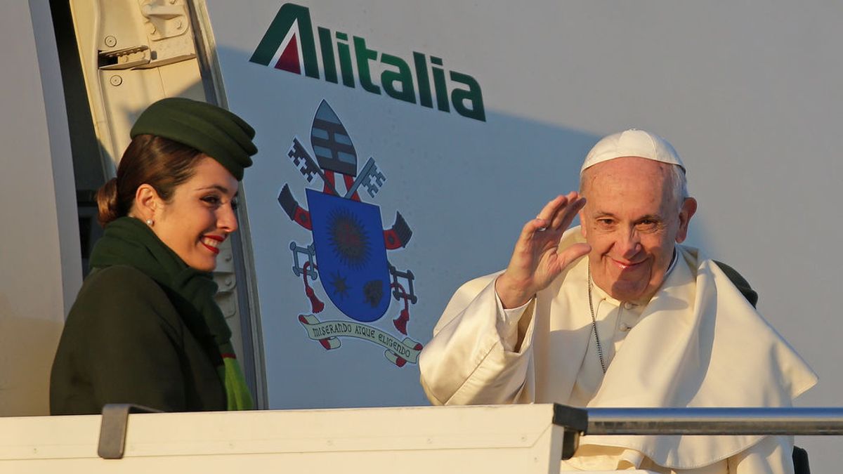 El Papa Francisco saluda en el Aeropuerto Internacional de Fiumicino en Roma (Italia) cuando embarca en el avión que le llevará a su viaje a Chile y Perú