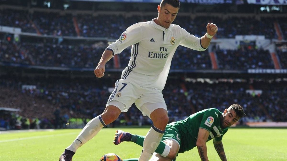 Cristiano Ronaldo, jugador del Real Madrid, y Diego Rico, jugador del Leganés, pugnan por el balón durante el choque de la temporada 2016/2017 disputado entre ambos equipos en el Santiago Bernabéu.