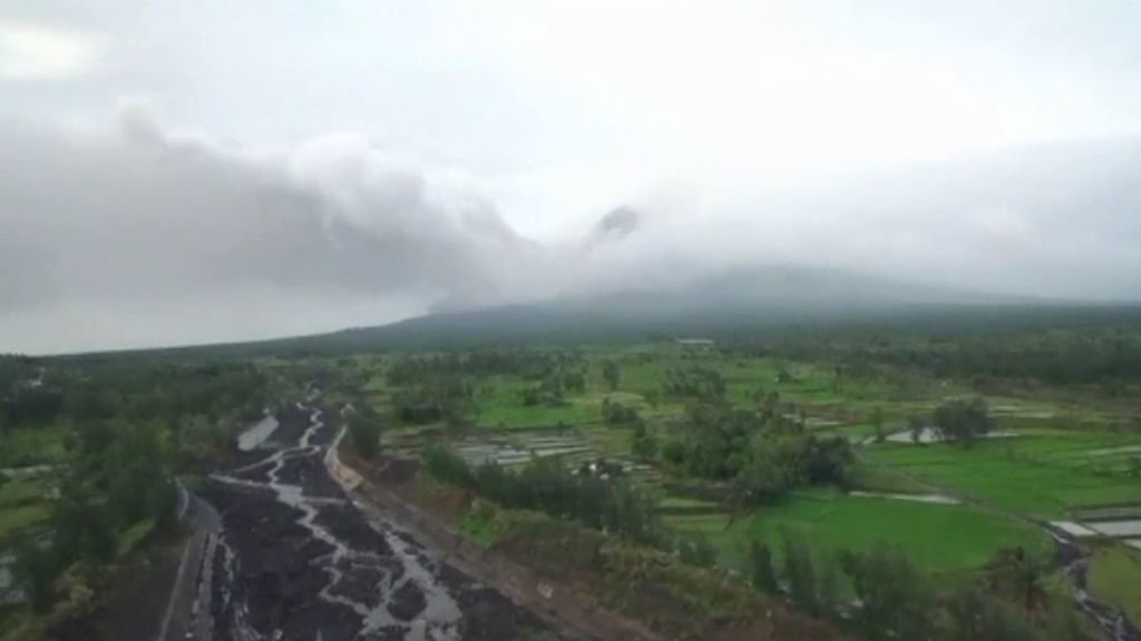 Cenizas, rocas y olor sulfúrico: evacuación masiva en Filipinas por la erupción del volcán Mayon