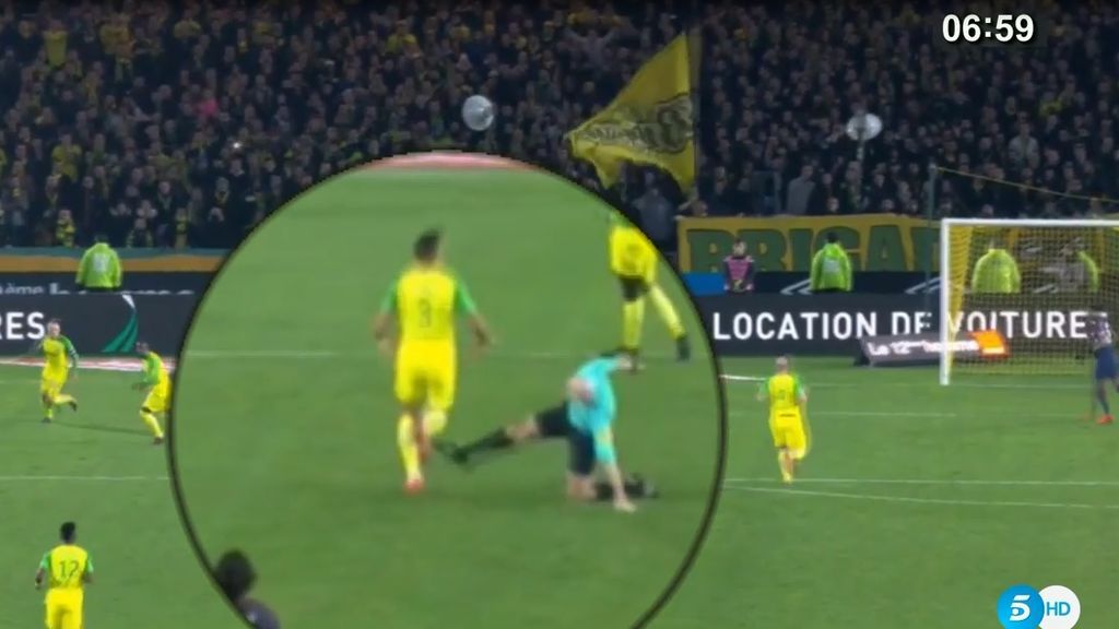 ¡Insólito! El árbitro del Nantes-PSG da una patada a un jugador y lo expulsa