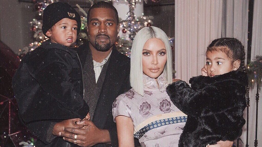 Kanye West y Kim Kardashian posan junto a sus hijos Saint y North.