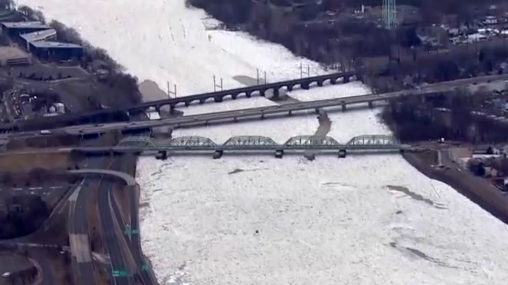 Totalmente congelado: así ha amanecido el río Delaware, en Pensilvania