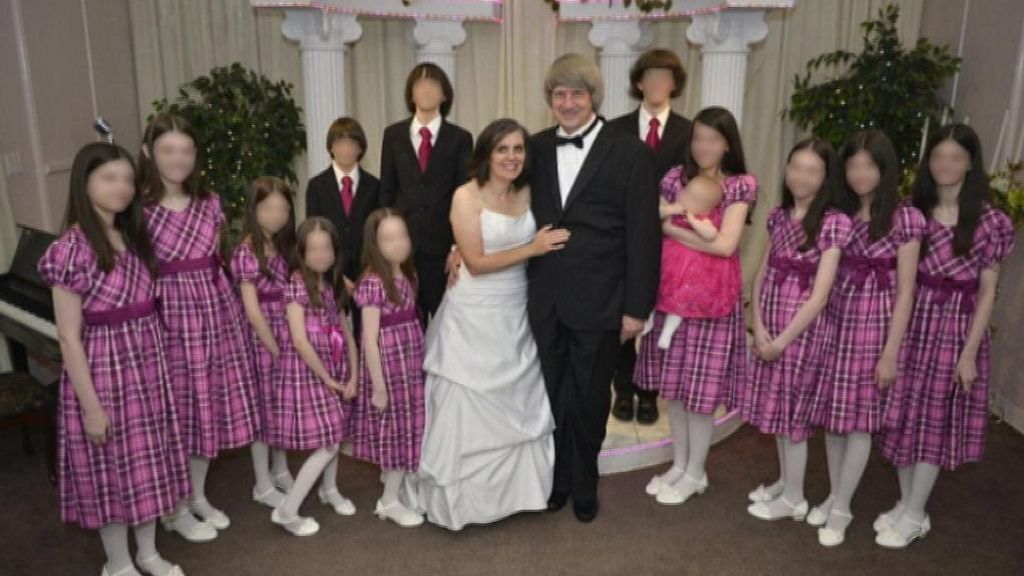 Hallan a los 13 hijos de un matrimonio de California encadenados a las camas y desnutridos