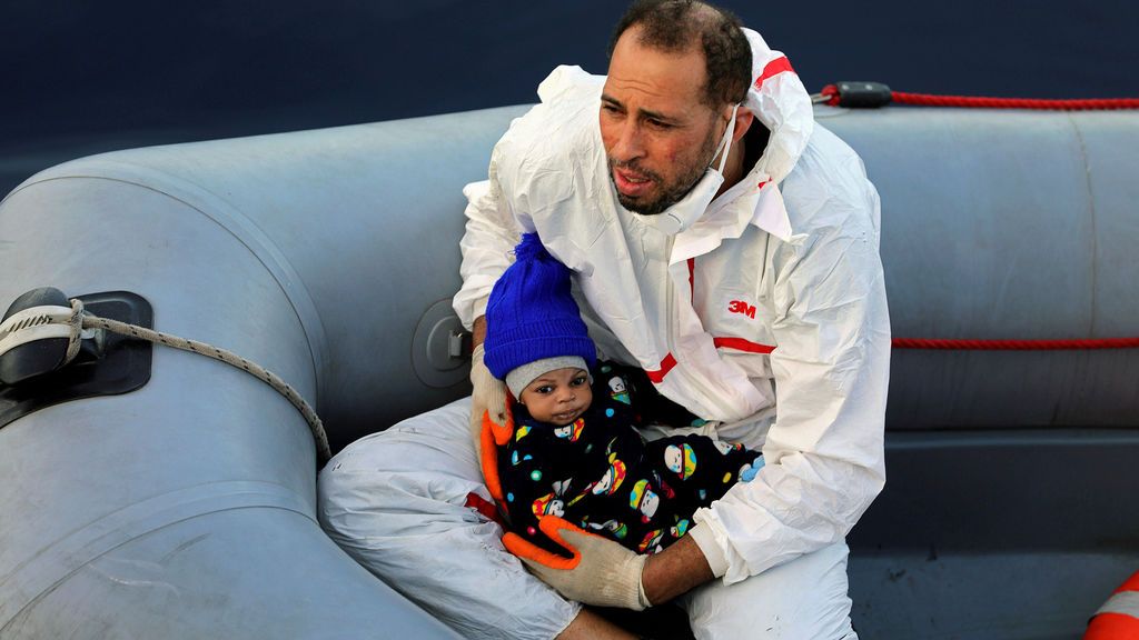 400 inmigrantes son rescatados por la guardia costera frente a las costas de Libia