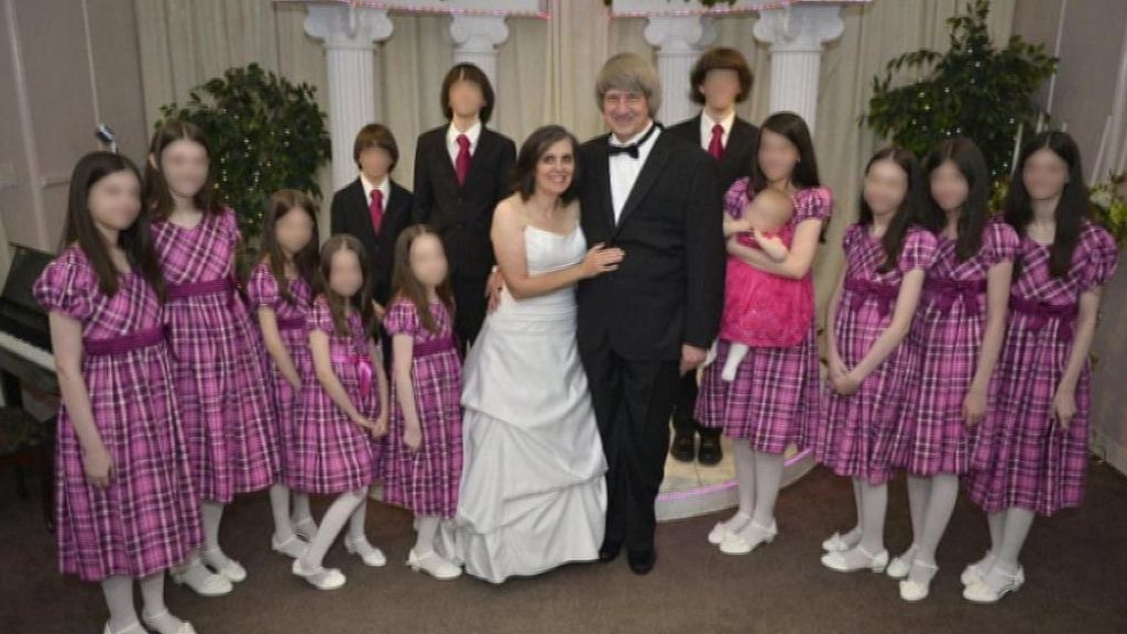Hallan a los 13 hijos de un matrimonio de California encadenados a las camas y desnutridos