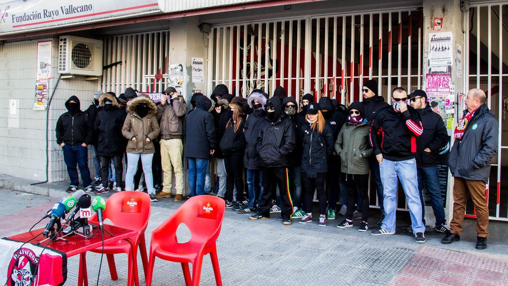 El vergonzoso y violento mensaje de la cerveza de ‘Bukaneros’: “Recicla, no tires la botella, lanzada al rival o a la policía”