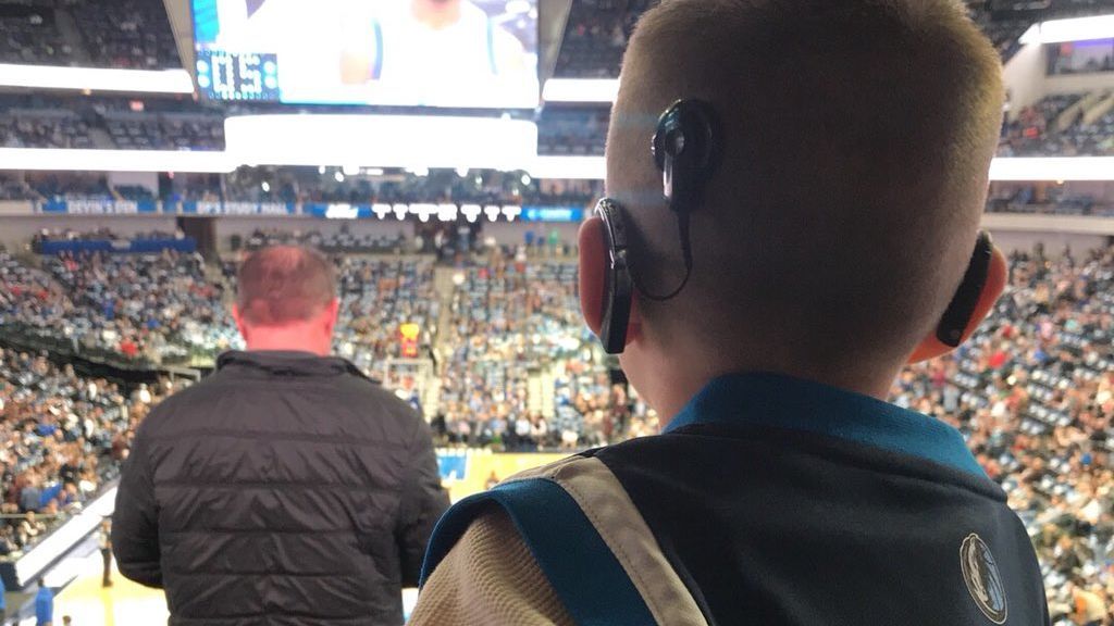 La reacción de un niño de cuatro años al escuchar por primera vez música en directo en un partido de baloncesto