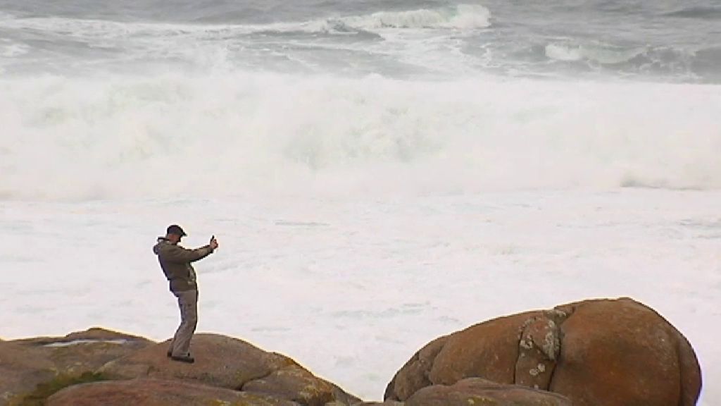 La costa gallega, en alerta roja por imponentes olas