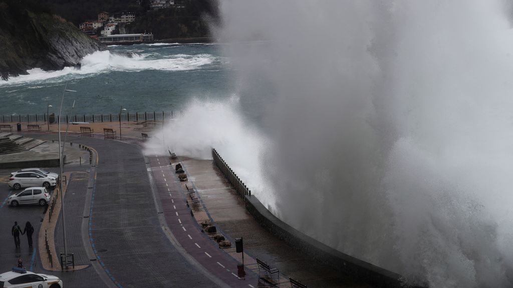 El fuerte oleaje deja escenas increíbleas y peligrosas en San Sebastián