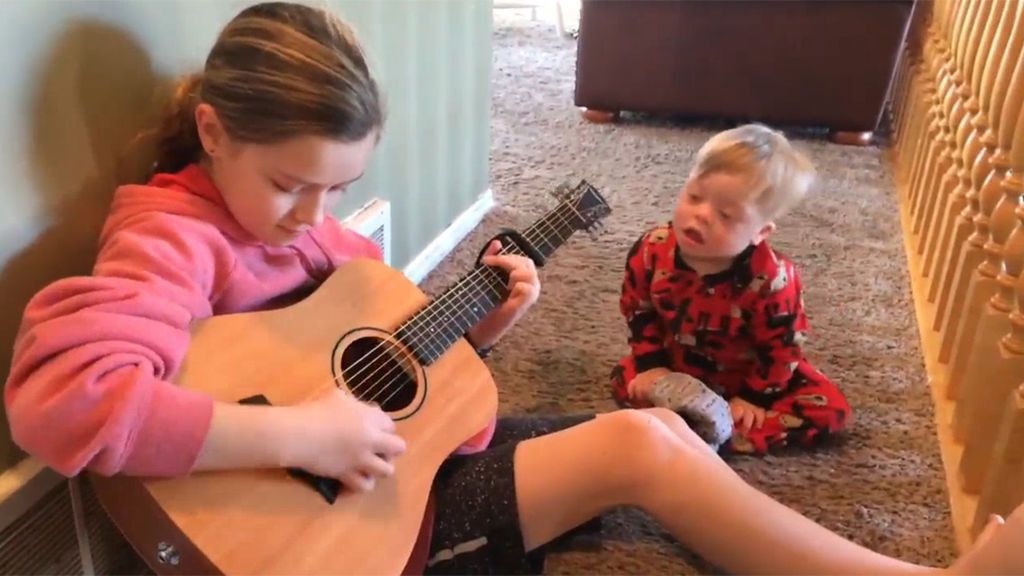 El 'You are my Sunshine' más tierno de la historia: así canta a su hermano con síndrome de Down