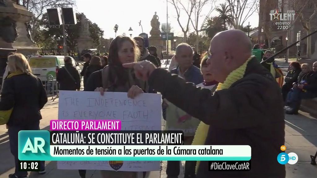 Momentos de tensión a las puertas del Parlament por una pancarta de Ciudadanos