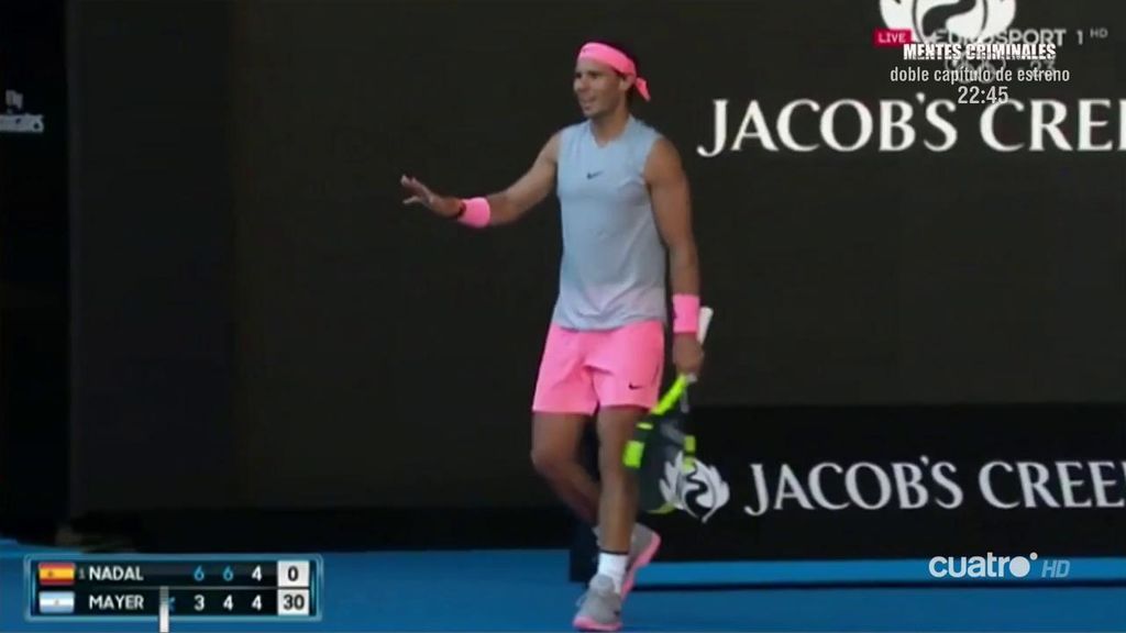 Rafa Nadal casi le da un pelotazo en la cabeza a una recogepelotas en Australia Rafa Nadal casi le da un pelotazo en la cabeza a una recogepelotas en Australia