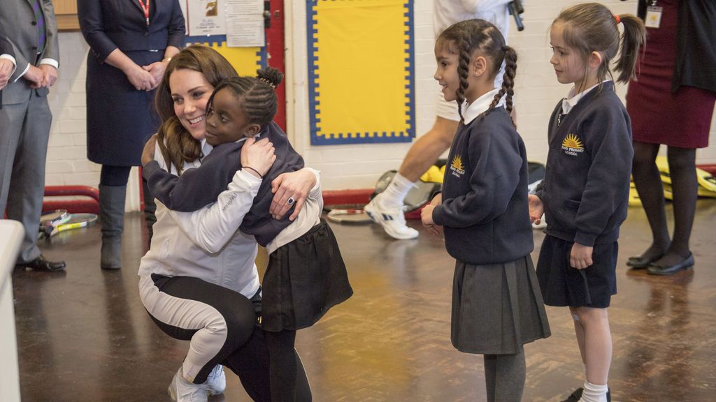 Kate Middleton, simpática y cercana con unos colegiales en Londres