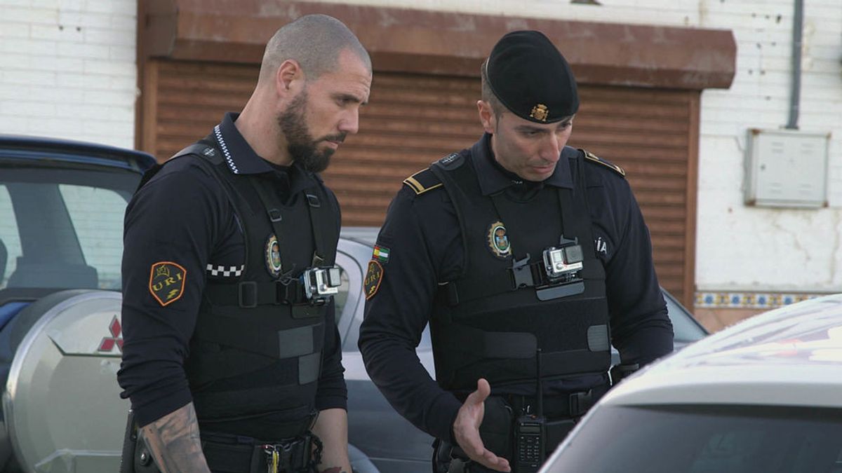 El policía local Álvaro Chacón junto a su compañero, en el séptimo capítulo de la primera temporada de 'Héroes, más allá del deber'.
