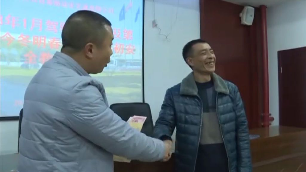 Un conductor salva la vida a todos los pasajeros de un autobús y se convierte en héroe en China