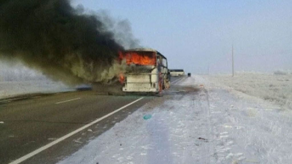 Al menos 52 muertos en Kazajistán al incendiarse un autobús
