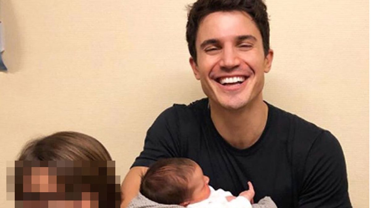 😲😲😲😲 Oh my god! ¿Qué hace Álex González con un bebé recién nacido en brazos?