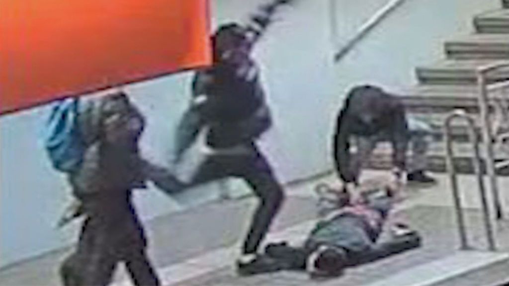 Un joven de 18 años agrede, patea y fustiga brutalmente a otro en el metro de Barcelona