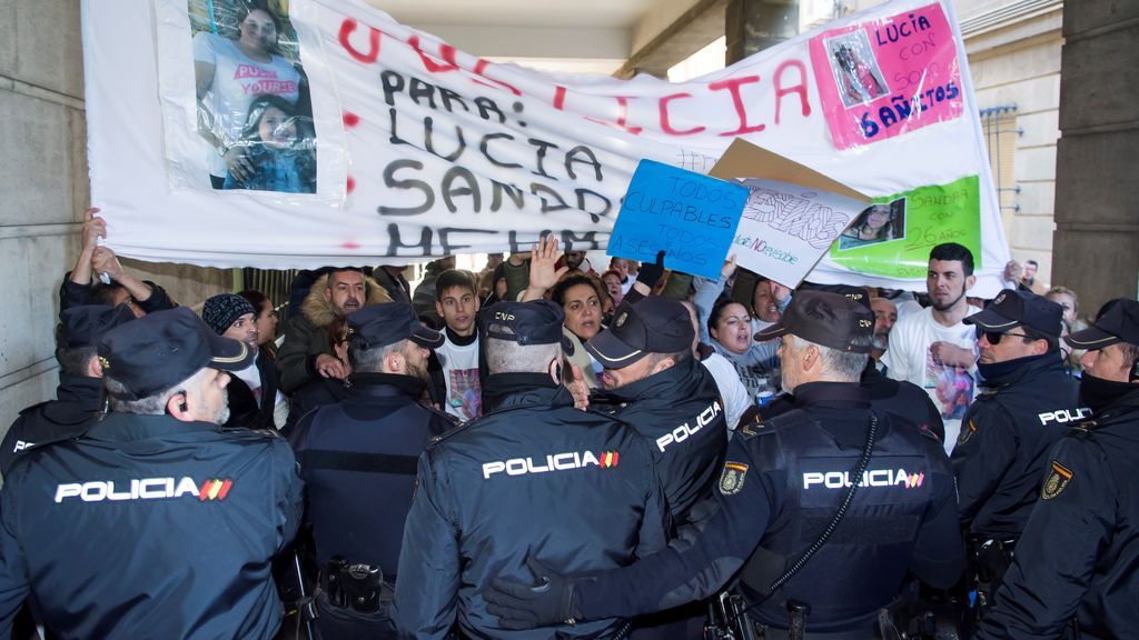 Tenso recibimiento en los juzgados de Sevilla a los acusados de matar a Sandra Capitán, su hija y su marido