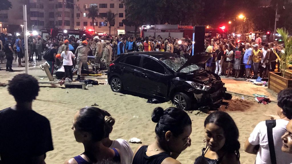 Un conductor mata a un bebé y deja una decena de heridos al invadir la playa de Copacabana
