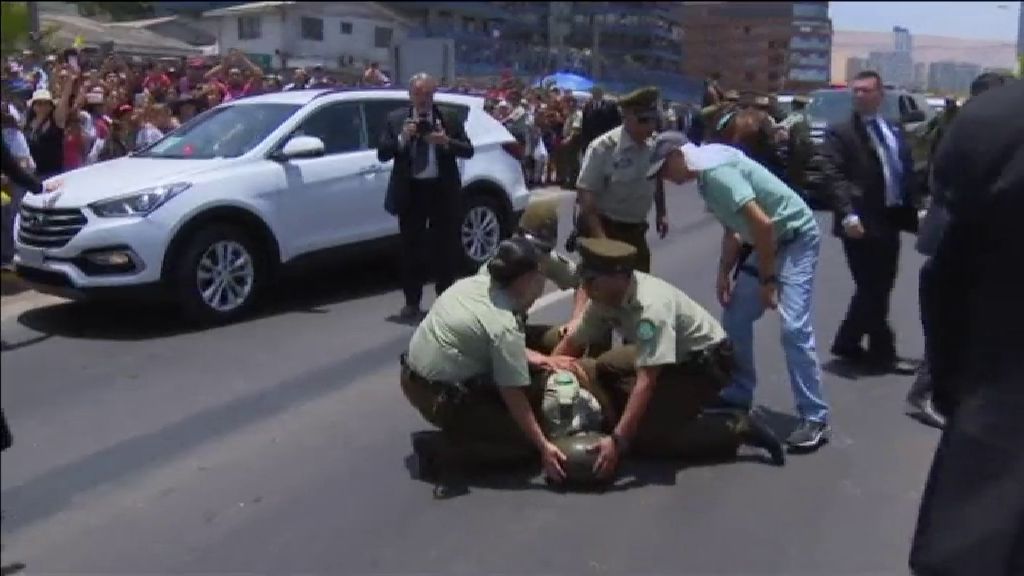 El Papa atiende a un policía chileno herido que se cayó del caballo