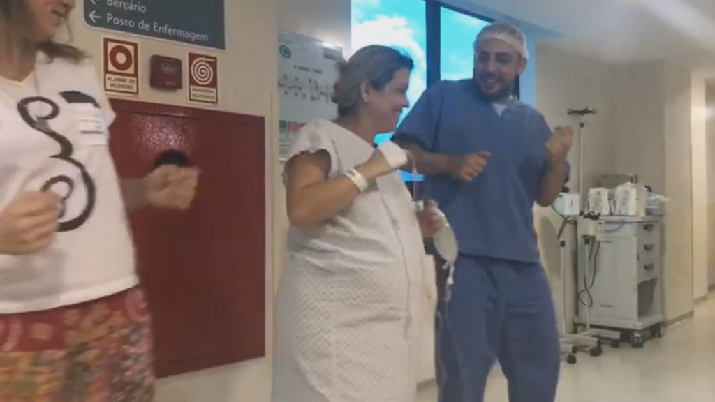 Un ginecólogo baila con sus pacientes para facilitarles el parto