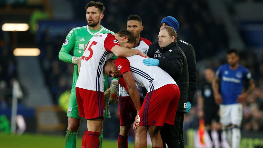 La escalofriante lesión de McCarthy que hizo llorar a Rondón y dejó en shock a la Premier La escalofriante lesión de McCarthy que hizo llorar a Rondón y dejó en shock a la Premier