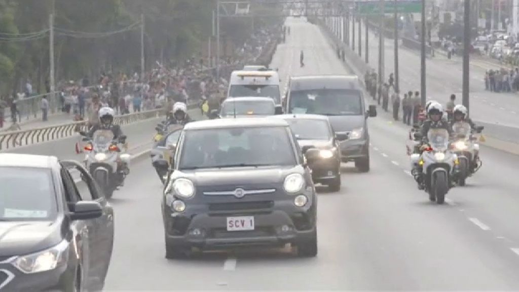El 'papamóvil' sufre un pinchazo en plena autopista de camino a Lima
