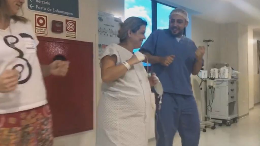 Un ginecólogo baila con sus pacientes para facilitarles el parto