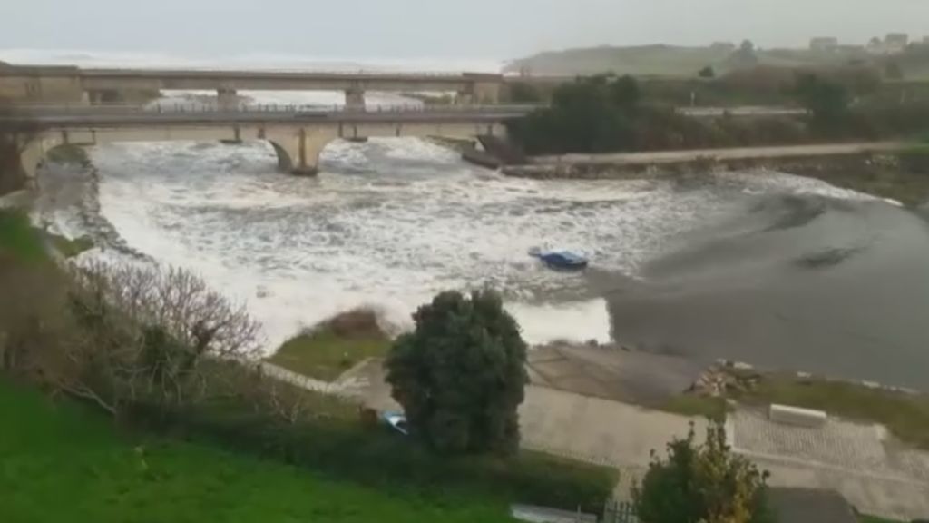 Un tsunami se cuela en el río Ouro a su paso por Foz
