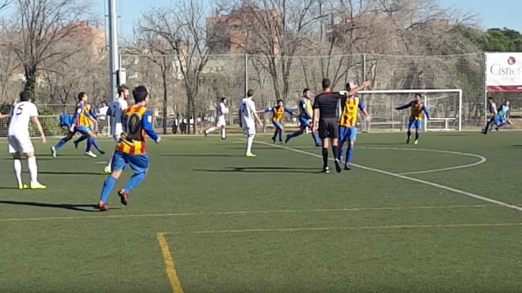 Ganan con un gol fantasma en el descuento y un jugador choca la mano al árbitro en la celebración