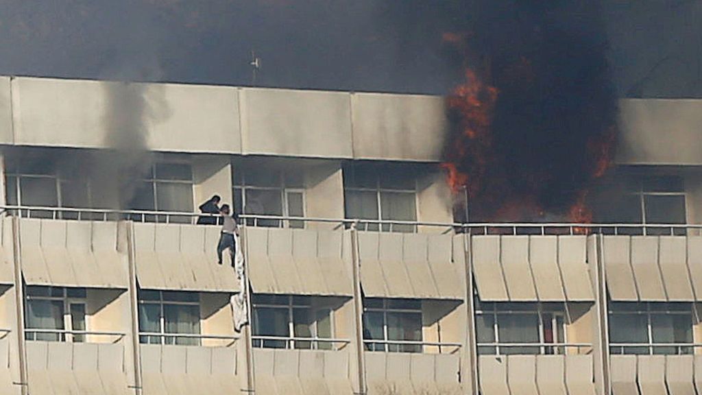 Varias personas escapan del hotel asediado en Kabul descolgándose por las ventanas