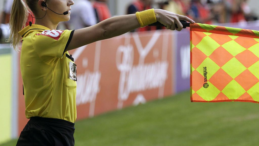 Una árbitra denuncia haber sido despedida por tener un hijo y llevarle al campo